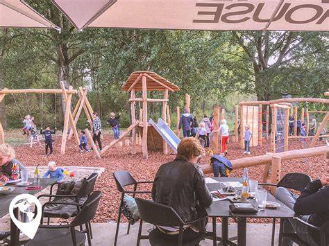 Terras met speeltuin bij restaurant Waalwijk