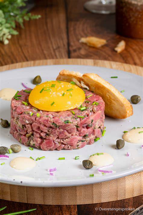 Steak tartaar opgemaakt met eidooier
