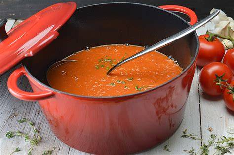 tomatensoep in pan verwarmen