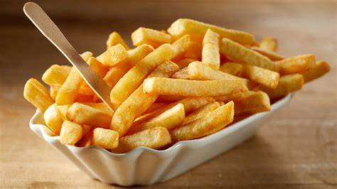Friet met stoofvleestopping op bord
