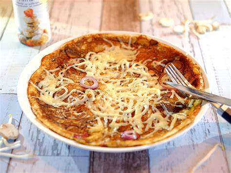 Gezonde pannenkoek met rode ui en ei
