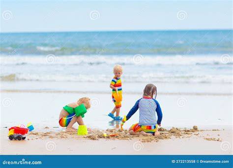 Kinderen spelen op strand bij familierestaurant