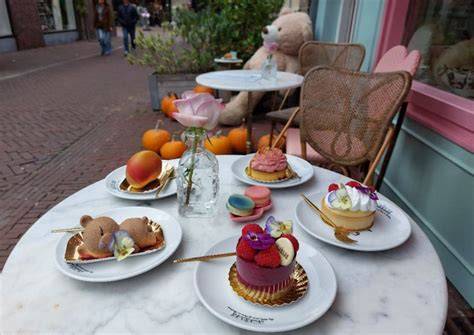 Parijse patisserie met gebak en terras