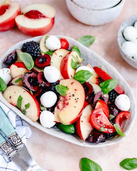 Fruitsalade met tomaat en mozzarella