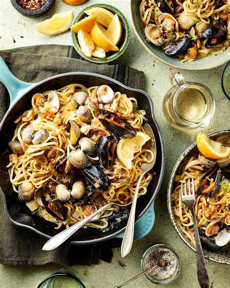 Fideuà met pasta zeevruchten paellapan