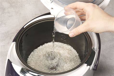 Rijst met water in kookpan