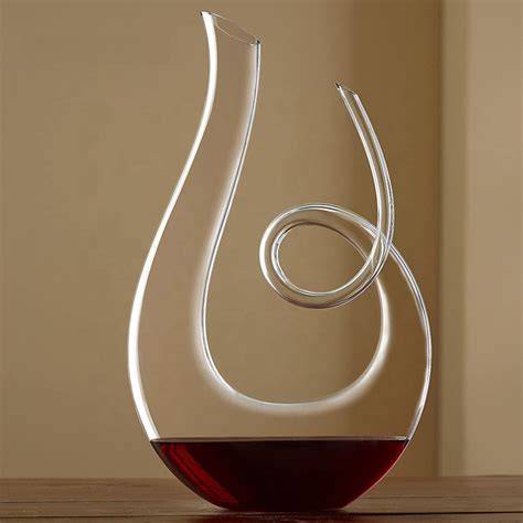 Wijn in karaf met wijnglas