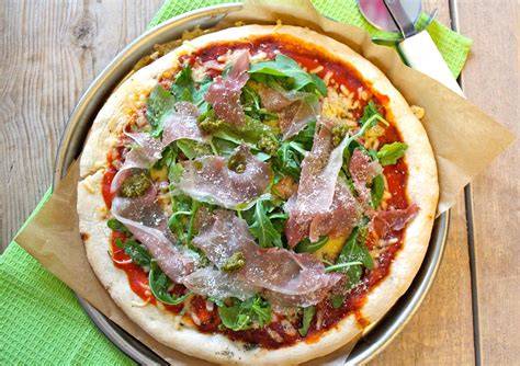 Pizza met rucola en balsamico dressing