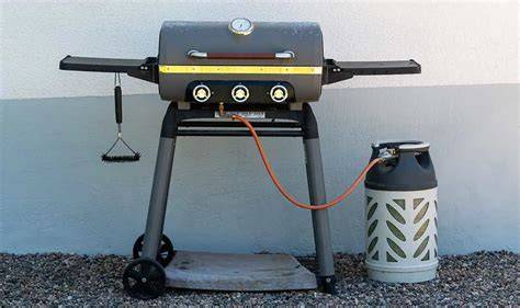 Propaangasflessen naast gasbarbecue
