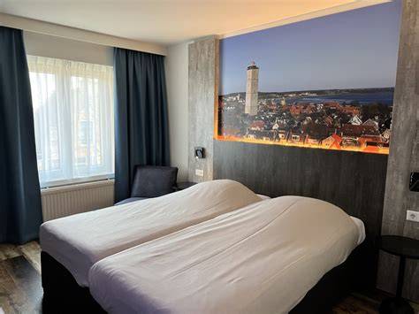 Hotel NAP naast vuurtoren Brandaris
