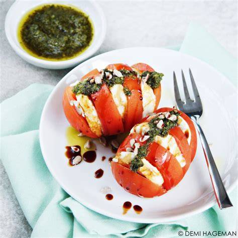 Amuseglaasjes met pesto mozzarella tomaat