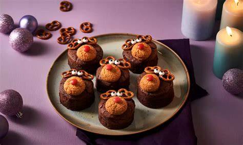 Rendierbrownies met pretzels en rode neus