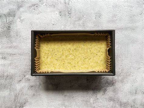 Beslag in cakevorm met bakpapier