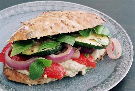 Belegd broodje met verse groenten