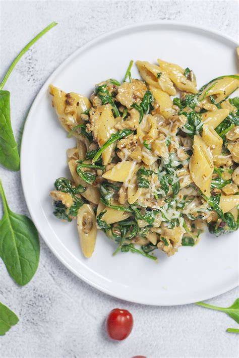 Romige pasta met kipgehakt en spinazie