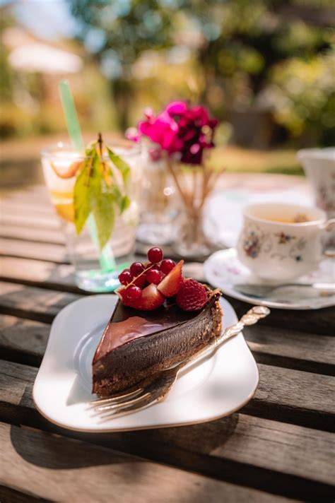 Taart en thee in landelijke tuin