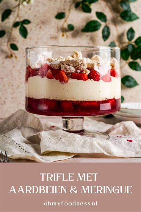 Trifle met gele room en aardbeien