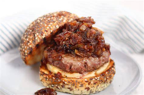 Hamburger met gekarameliseerde uien