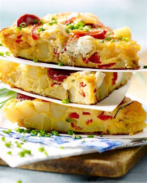 aardappeltortilla met kleurrijke groenten