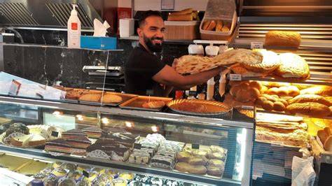 Vitrine met Turkse bakkerijproducten