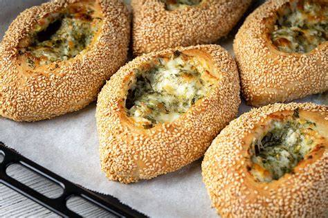 Simit börek en pide op bakkerijtoonbank
