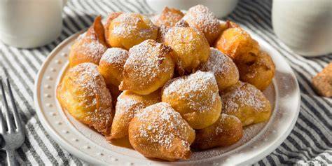 luchtige goudbruine oliebollen met poedersuiker