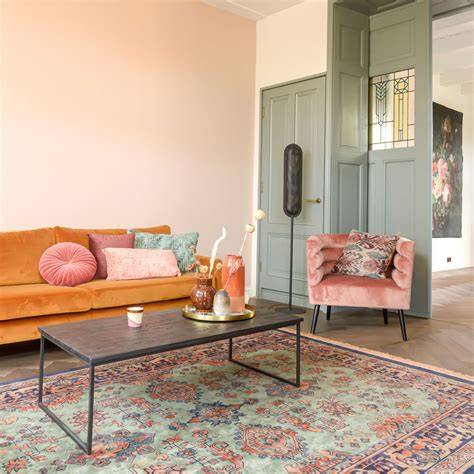 Oranje interieur met blauwe en beige accenten