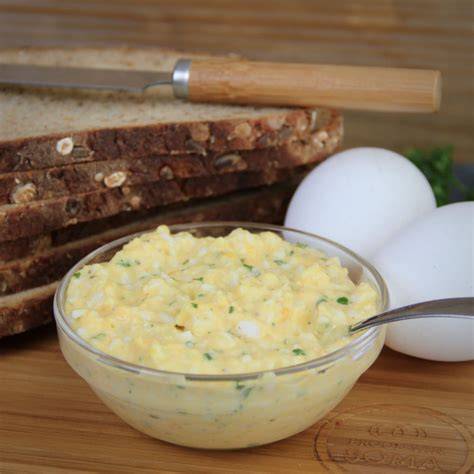 eiersalade met bieslook op brood