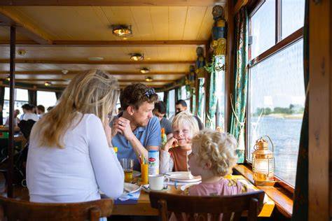 Kinderen in ballenbak op pannenkoekenboot