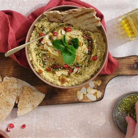 Romige tuinbonendip met tahina en flatbread
